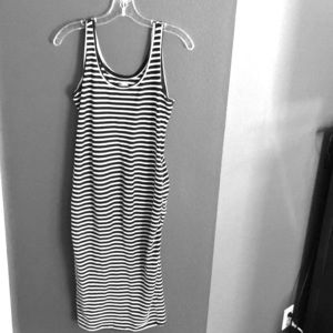 Striped b&w stretch midi maternity dress 🌟HP🌟